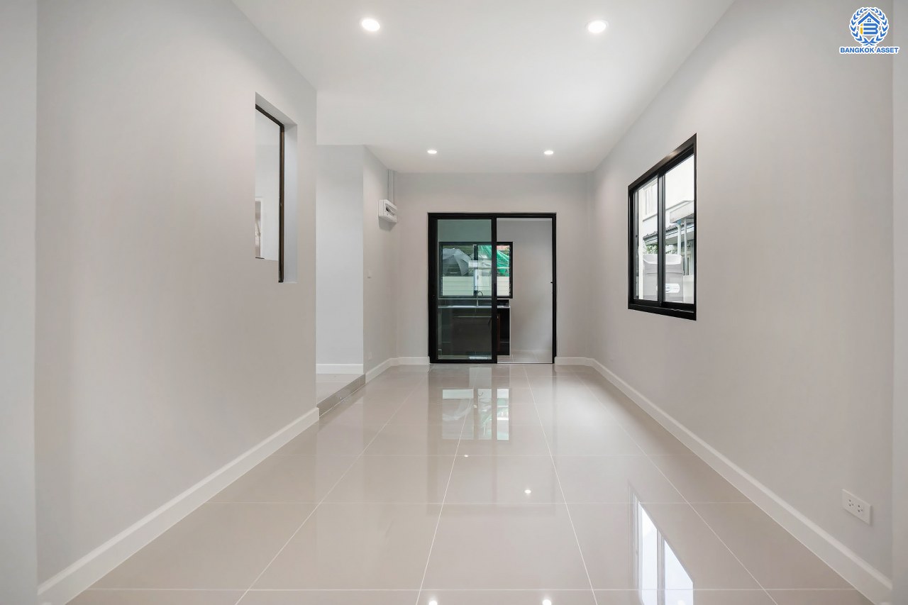 บ้านมือสองตกแต่งใหม่ แบรนด์ LH โครงการ ชัยพฤกษ์ บางบัวทอง หลังใหญ่ เนื้อที่ 76 ตร.ว. ฟังก์ชัน 3 ห้องนอน 2 ห้องน้ำ จอดรถได้ 2 คัน พร้อม Facilities ครบครัน บนทำเลเดินทางสะดวก ติดถนนบางกรวย-ไทรน้อย ใกล้เซ็นทรัลเวสต์เกต และรถไฟฟ้าสายสีม่วง "สถานีบางพลู"